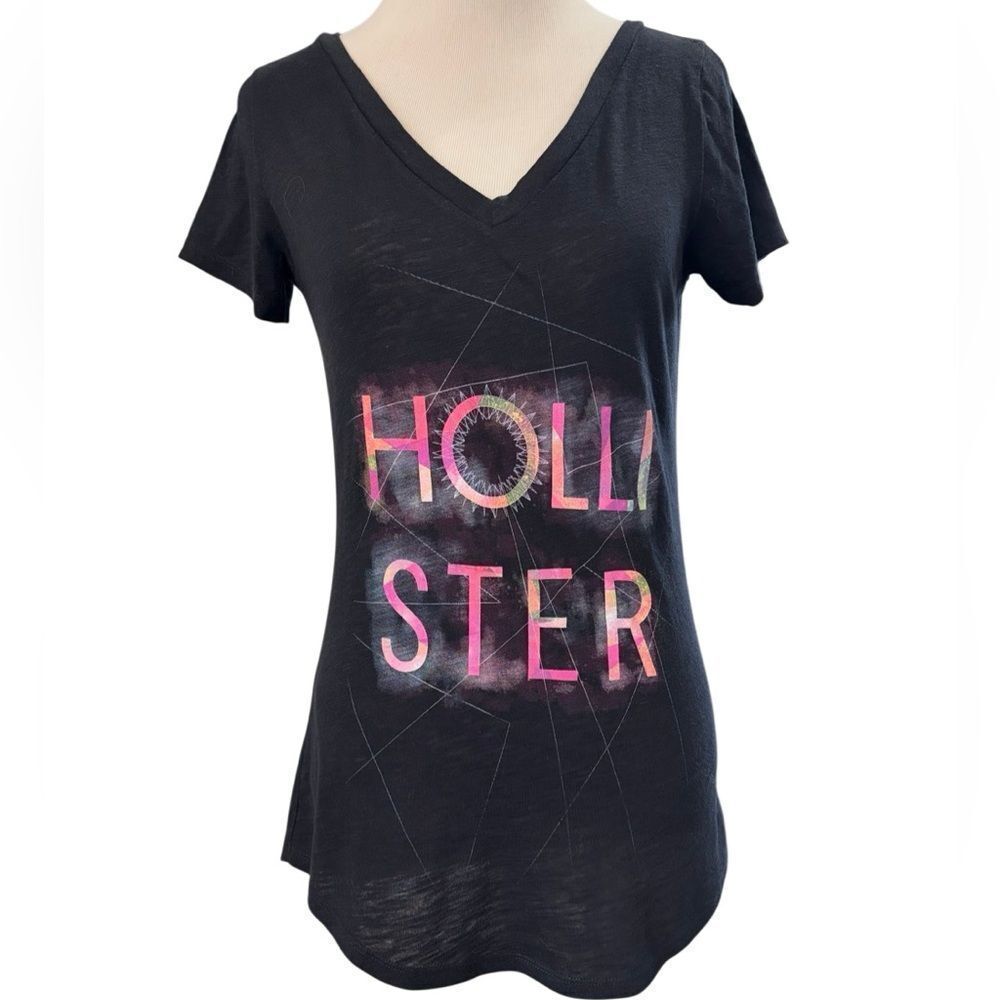 Hollister Black Graphic V Neck Tee Women’s Small Pink Logo Shirt